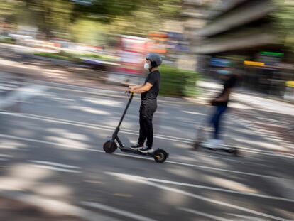 Usuarios de patinetes eléctricos en el paseo Sant Joan de Barcelona.