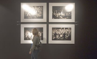 Una mujer contempla varias de las fotos sobre Motörhead expuestas en Vitoria.