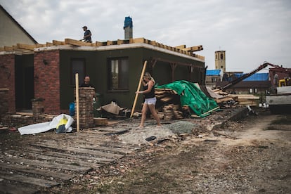 Vecinos de Moravská Nová Ves continúan con las labores de reconstrucción de sus casas un mes después del tornado de junio