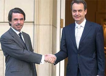 Aznar y Zapatero se saludan a la entrada del Palacio de la Moncloa.