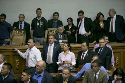 Cientos de personas ingresan a la fuerza al Palacio Legislativo para impedir una sesión especial en la que se discutiría un juicio político contra el presidente Nicolás Maduro. Varias personas resultaron heridas.