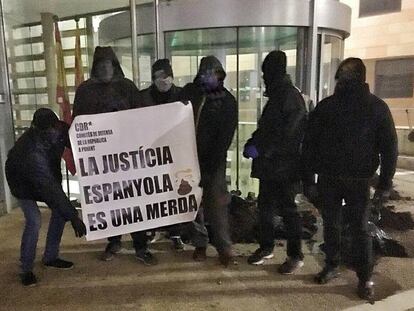 Miembros de los CDR, tras arrojar estiércol en los juzgados de Lleida.