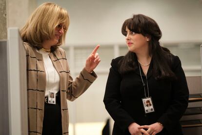 Linda Tripp (izquierda) y Beanie Feldstein, en la serie 'Impeachment: American Crime Story'.