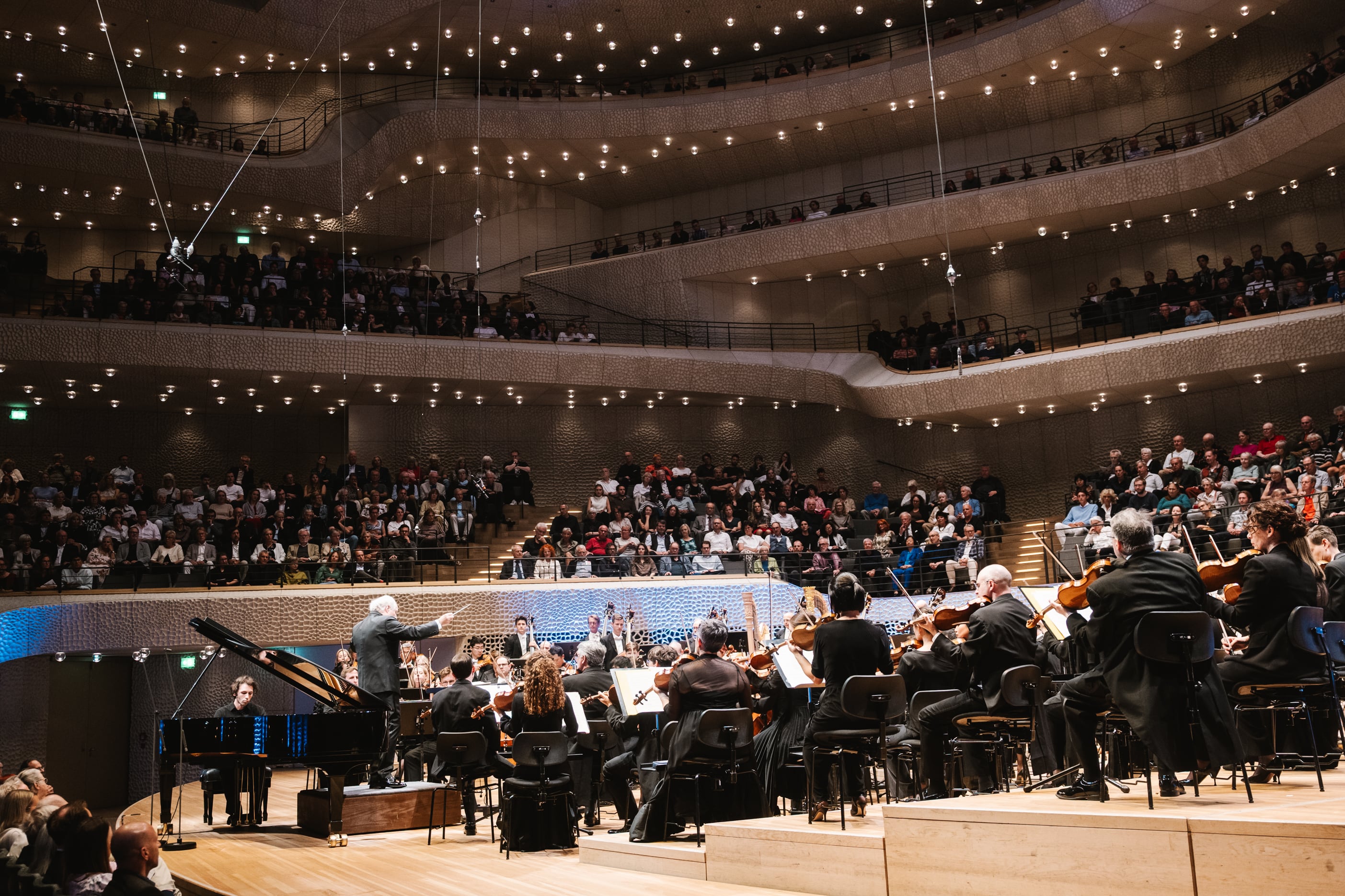 El pianista Alexandre Kantorow y el director Manfred Höneck junto a varios integrantes de la Sinfónica de Pittsburgh durante la interpretación del Concierto para piano núm. 1 de Brahms, el 1 de septiembre en la Elbphilharmonie.
