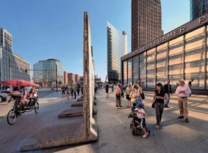 Estación de la plaza Postdam, en Berlín, y fragmentos del muro