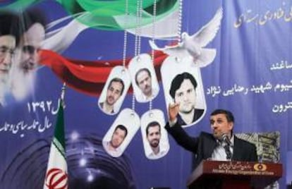 Fotografía facilitada por la página Web oficial de la presidencia iraní que muestra al presidente Mahmoud Ahmadineyad ofreciendo un discurso durante la conmemoración del Día de la Tecnología Nuclear en Teherán (Irán) hoy, martes 9 de abril de 2013.