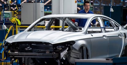 Un trabajador en la planta de Ford en Almussafes, Valencia.