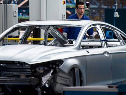 Un trabajador en la planta de Ford en Almussafes, Valencia.