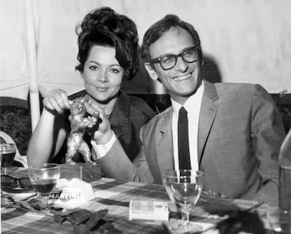Con Sara Montiel en 1966, en la cena de celebración del Oso de Plata en Berlín por 'La caza'.