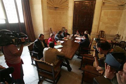 Concejales del Ayuntamiento de Sevilla, ayer, durante la constitución de la comisión de las facturas.