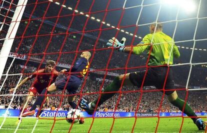 Müller marca el primer gol ante Piqué y Valdés.