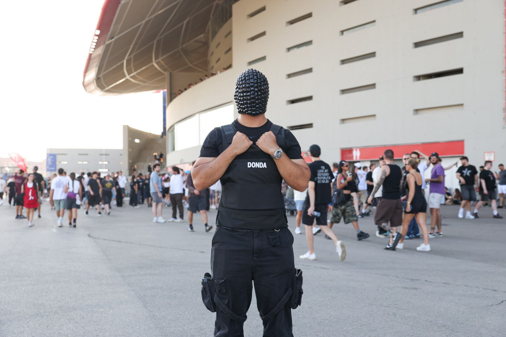 Uno de los asistentes al concierto de Kanye West, a las puertas del estadio Metropolitano.