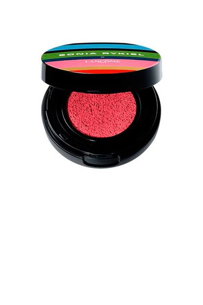 La recién desaparecida Sonia Rykiel firma junto a Lancôme una de las colaboraciones más esperadas del año. Una colección de maquillaje de edición limitada con un packaging digno de coleccionista. En la imagen, 'Cushion Blush', un rubor suave que recrea el de las parisinas (42,50 euros).