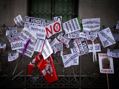 Carteles de la manifestación en defensa de la sanidad pública en Madrid, el pasado 12 de febrero.