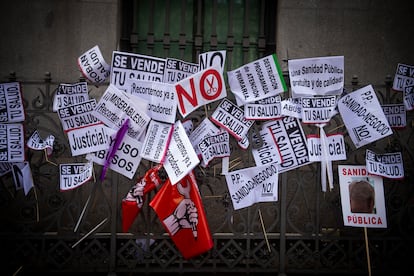 Carteles a favor de la sanidad púbica tras la manifestación, este domingo en Madrid.