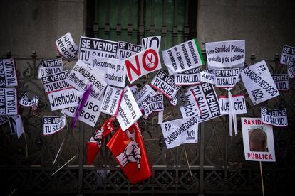 Carteles a favor de la sanidad púbica tras la manifestación, este domingo en Madrid.