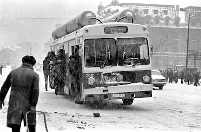 Imagen de diciembre de 1984 en la plaza de la Universidad con uno de los autobuses con depósitos de gas en el techo, tomada por Andrei Pandele.