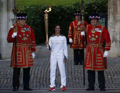 Kelly Holmes posa con la antorcha ol&iacute;mpica junto a la Torre de Londres