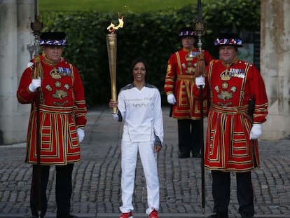 Kelly Holmes posa con la antorcha ol&iacute;mpica junto a la Torre de Londres