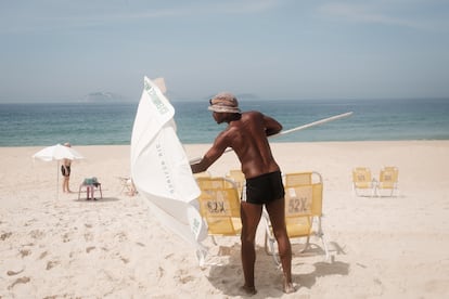 José Rosa puts out sun chairs and umbrellas, in addition to selling products in one of the beach shops.
