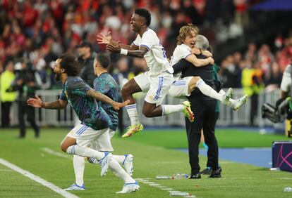 Vinicius celebra la decimocuarta Champions del Real Madrid.