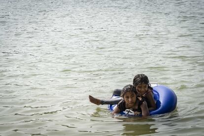 Lentamente se pierde el miedo a la convivencia, sin embargo, muchas playas continúan cerradas, solo algunas familias se aventuran a visitarlas para apaciguar el intenso calor de Campeche.