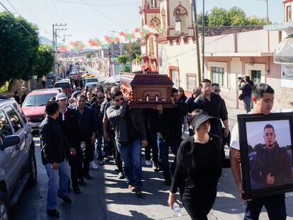 Familiares de David Hernández, asesinado en la masacre en la posada de Salvatierra, durante su funeral, el 19 de diciembre.