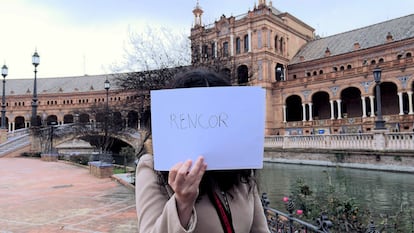 Carmen, una joven de 31 años que fue esterilizada a la fuerza, muestra un cartel en el que ha escrito la palabra rencor. 