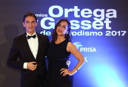 Los presentadores de 'Lo + 40' Gema Hurtado y Xavi Martínez posan en el 'photocall' de los Premios Ortega y Gasset.