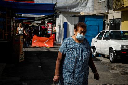 Una mujer camina en la calle que atraviesa el Mercadito Porvenir en la Colonia Aldana, Azcapotzalco. 