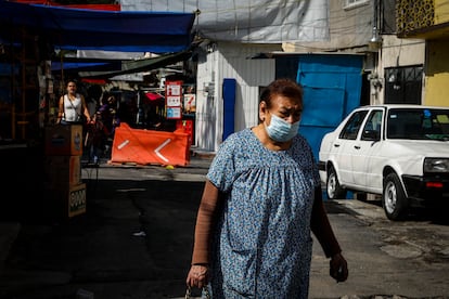 Una mujer camina en la calle que atraviesa el Mercadito Porvenir en la Colonia Aldana, Azcapotzalco. 