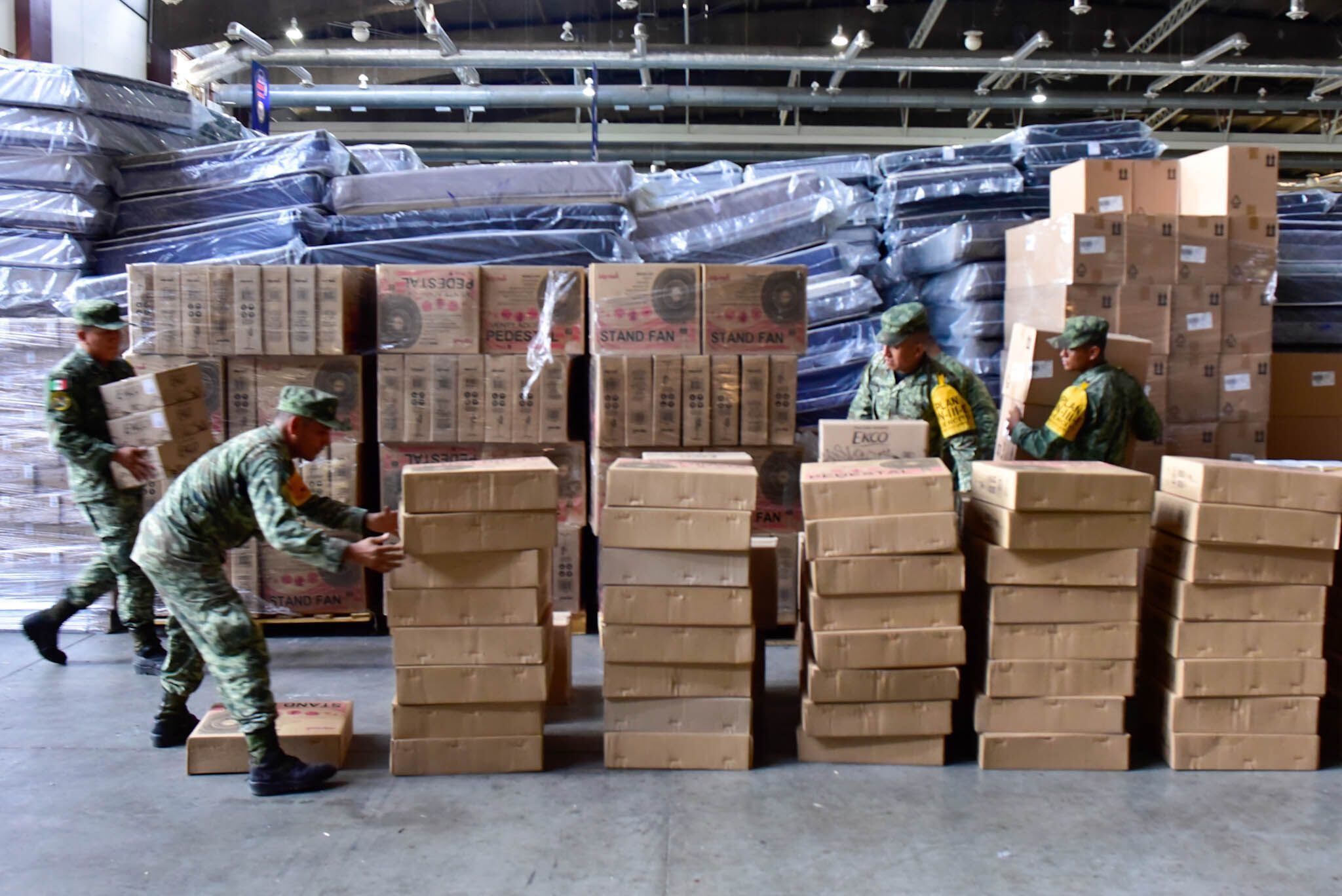 Soldados del Ejército Mexicano trabajan para llevar enseres domésticos a las familias de Coyuca de Benítez, el 11 de diciembre.