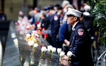 Varias personas rinden homenaje a las víctimas de los atentados del 11 de septiembre, en Nueva York (EE UU).