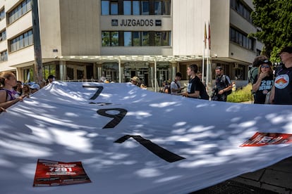 Familiares de mayores fallecidos durante la pandemia en las residencias despliegan una pancarta con el número de víctimas a las puertas de los Juzgados de Plaza Castilla este lunes. 