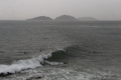 Surfistas aprovecharon la llegada del huracán Willa para montar mejores olas.