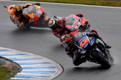 Viñales defiende la novena posición ante Lorenzo y Pedrosa.