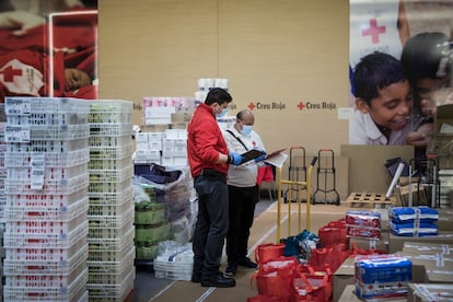 Cruz Roja de Cataluña se encarga de repartir a domicilio cada dia comida y medicamentos a personas en situacion vulnerable. En la imagen el almacen donde se preparan los lotes de comida en la sede de la Cruz Roja de Barcelona. Foto: Massimiliano Minocri