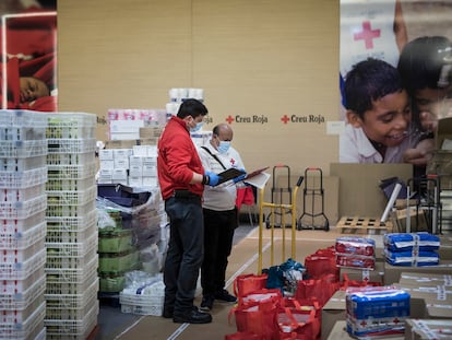 Cruz Roja de Cataluña se encarga de repartir a domicilio cada dia comida y medicamentos a personas en situacion vulnerable. En la imagen el almacen donde se preparan los lotes de comida en la sede de la Cruz Roja de Barcelona. Foto: Massimiliano Minocri