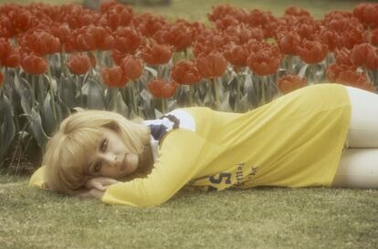 La artista italiana posa delante de un campo de flores, en 1979.