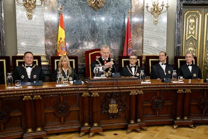 El Rey, este viernes en la apertura del año judicial en Madrid. Con él, desde la izquierda, el fiscal general del Estado, Álvaro García Ortiz; la  presidenta del Supremo y del Poder Judicial, Isabel Perelló; el ministro de Justicia, Félix Bolaños; el vicepresidente del Supremo, Dimitry Teodoro Berberoff, y el presidente de la Sala Civil del Supremo, Ignacio Sancho Gargallo.