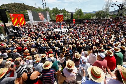 Centenares de personas asisten al mitin del secretario general del PSOE y presidente del Gobierno, Pedro Sánchez, este sábado en Barcelona. 