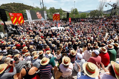 Centenares de personas asisten al mitin del secretario general del PSOE y presidente del Gobierno, Pedro Sánchez, este sábado en Barcelona. 