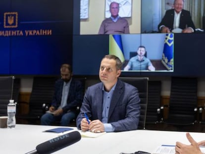 El presidente de Ucrania, Volodomir Zelenski, durante su participación en una videoconferencia con Larry Fink, presidente de BlackRock.