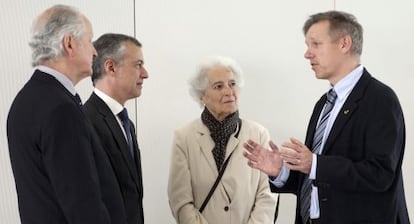 Ludger Mees charlando con Aintzane Aguirre, Iñigo Urkulluy Juan  María Atutxa