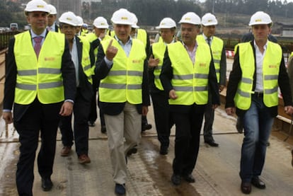 José Blanco (segundo por la izquierda) en Catoira con técnicos de Fomento y cargos municipales de la comarca de Arousa.