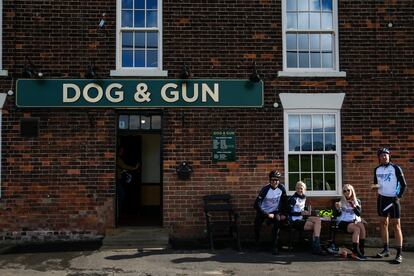 Un lugar de reunión: unos ciclistas descansan en un pub de Leeds, Inglaterra.