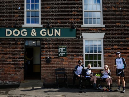 Un lugar de reunión: unos ciclistas descansan en un pub de Leeds, Inglaterra.