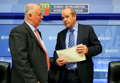 A la izquierda, el director general Lanbide, Adolfo Alustiza, junto al viceconsejero de Empleo, Ricardo Barkala, durante la presentación del balance del Instituto Vasco de Empleo.