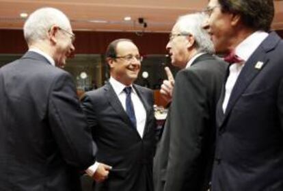 El presidente francés, François Hollande (2º izq), charla con el presidente del Consejo Europeo, Herman Van Rompuy (izq), el primer ministro luxemburgués, Jean-Claude Juncker (2º der), y el primer ministro belga, Elio Di Rupo (der), en la segunda jornada de la cumbre europea en la sede del Consejo Europeo en Bruselas, Bélgica, hoy.