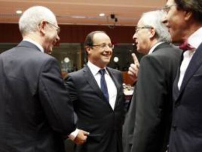El presidente francés, François Hollande (2º izq), charla con el presidente del Consejo Europeo, Herman Van Rompuy (izq), el primer ministro luxemburgués, Jean-Claude Juncker (2º der), y el primer ministro belga, Elio Di Rupo (der), en la segunda jornada de la cumbre europea en la sede del Consejo Europeo en Bruselas, Bélgica, hoy.